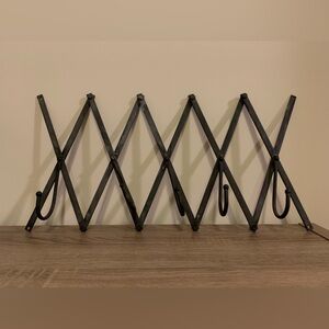 Metal accordion wall hanger